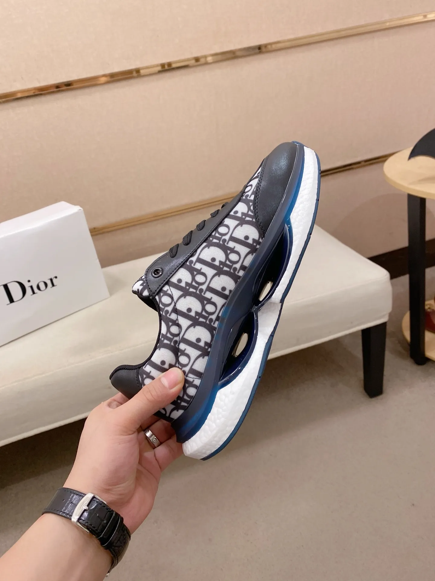 Men's shoes💰 462💰🇮🇹🇮🇹Dior d The new model is on sale at the same time at the counter. The upper 🇮🇹 is imported Italian first-layer cowhide, and the lining is fully imported sheepskin 💪💪. It is a complete 1⃣️ to 1⃣️ replica 🇮🇹💪💪, ⚠ Sole: The original sole is specially provided by the original factory. The exclusive movable molded sole is super comfortable. ⚠Original factory single goods, 🔍🔍high quality, you can enter and leave the counter at will, welcome to compare⚠. Code number:38-44